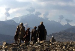 Amnes:  Warkadang: Pachir Wa Agam, Afghanistan. Anti-Taliban Afghan Fighters Watch