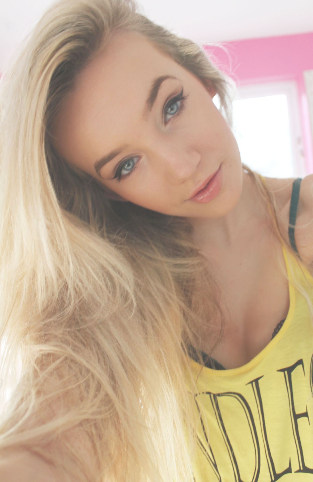 tinajoka:  Excellent looking picture of hot cutie http://is.gd/EGpSa02GI4CKlGa 
