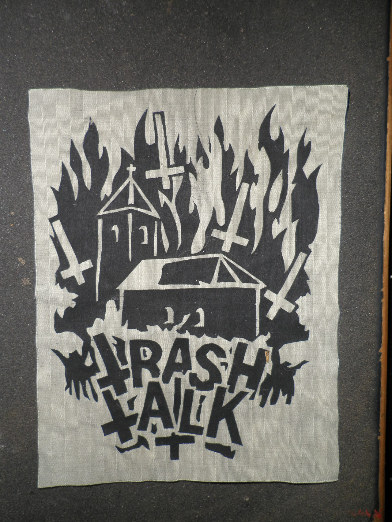 xgoliathx:  yesterday diy  Omg&hellip;i love the black flag/bike patch.  Lemme
