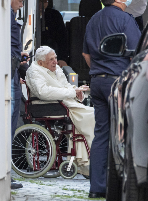 Pope Benedict XVI in Regensburg, June 18, 2020. &gt; Photo: Daniel Karmann.