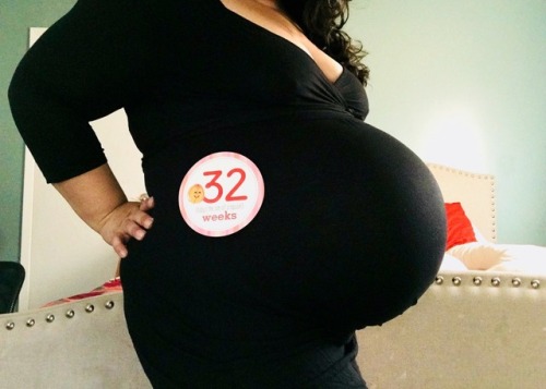 boobsandbabybumps:preggoalways: What woman doesn’t need a little black dress I don’t know, that dr