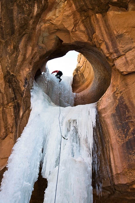 house-under-a-rock:  Ralph Ferrara climbing an ice route through a sandstone arch