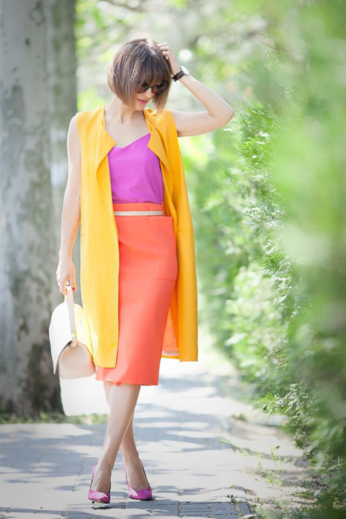 skirt: red, vest: mustard, fashion, street style, ootd, heels: fuchsia, blogger: galantgirl, top: fu