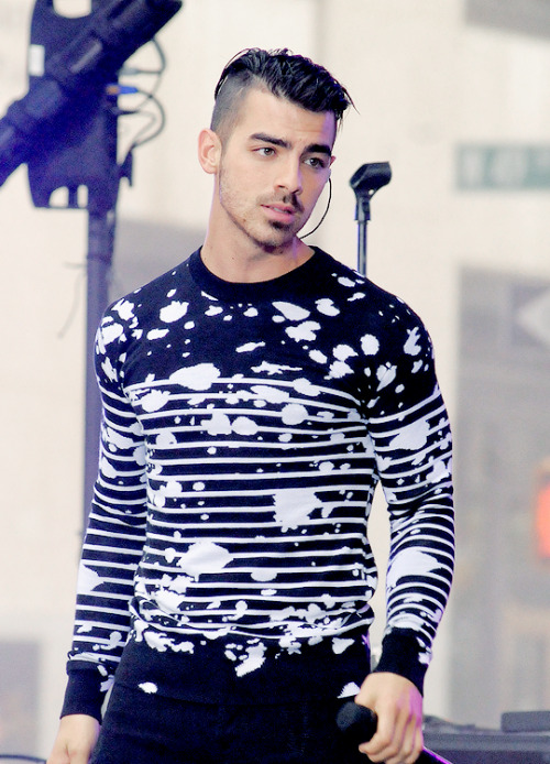 jonasgalaxy:  DNCE performs on NBC’s “Today” at Rockefeller Plaza on Aug 26, 2016 in New York City. +  