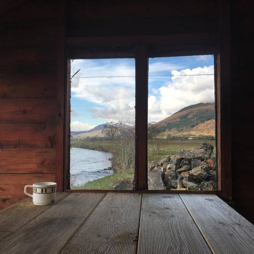 coastandpine: wee fishing bothy on the river Tay outside of Aberfeldy