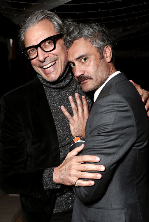 waititi:Jeff Goldblum &amp; Taika Waititi©Todd Williamson // Amazon Studios Holiday Pa