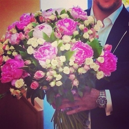 Yesss…come at me Mr. Suit porn, beard sporting, timepiece wearing, big bouquet of gorgeous flowers!