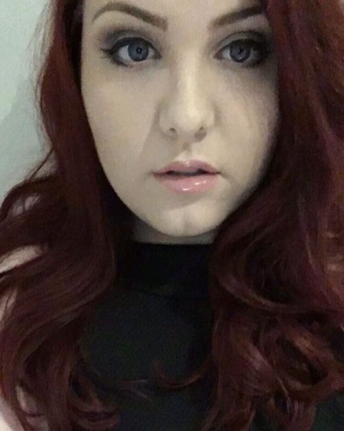 thechelseasmilex:  Happy Sunday ✌🏻 #selfie #selfiesunday #redhair #redhead #dyedhair #dyeddollies #dyed #dyedgirls #makeup #makeupartist #makeupaddict #makeupjunkie #makeupoftheday #cosmetics #beautywithplus #beauty #brows #vscocam #paleskin #pale