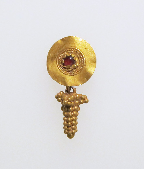 ancientpeoples:Earring with disk, and suspended grapes pendantDate Unknown (probably 2nd Century BC)