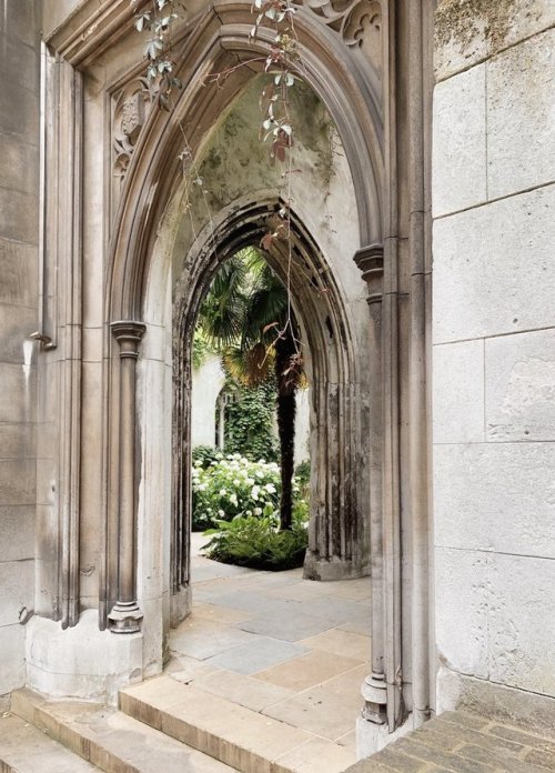 florealegiardini:St Dustan’s in the East church, London, United Kingdon ~ Kathryn Holeywell 