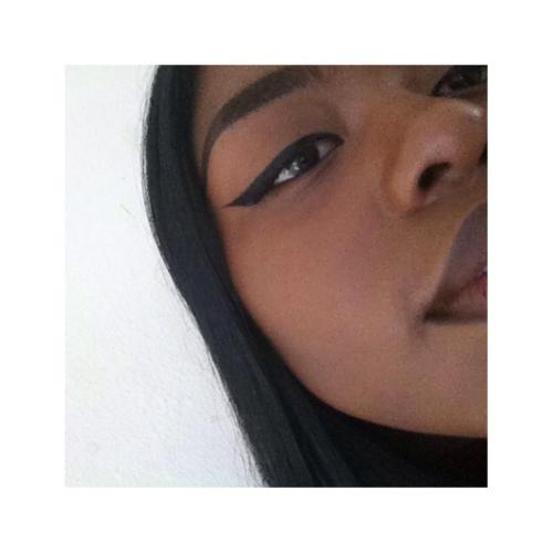 likelydestiny:“eyeliner so sharp it could cut a man”