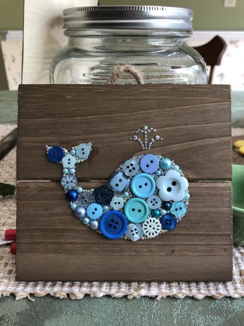 diychristmascrafts:DIY Inspiration: Button Whale ArtThis a cheap and easy DIY. In the comments the O