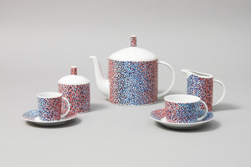 Alessandro Mendini, Coffee and tea service TAM 4, before 2001. For Alessi. Photo: Die Neue Sammlung,