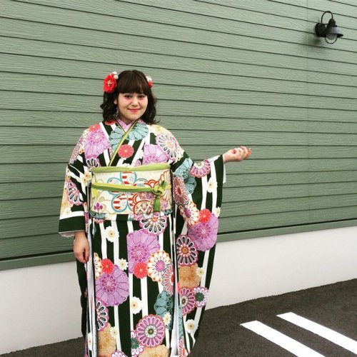 “Plus size” ladies rocking furisode kimono, pictures seen on and onLarger sizes -be it for clothes o