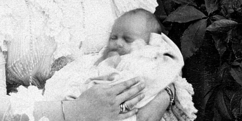 imperial-russia: Imperial couple Nicholas II and Alexandra Fyodorovna posing with their new-born dau