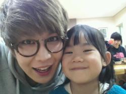 jasonismystar:  130408 Steledapple Facebook Update  With a very cute and pretty little lady while filming.촬영장에서 예쁜 꼬마아가씨랑♥ Trans: Com uma menina muito fofa durante as filmagens.  Source: Steledapple 