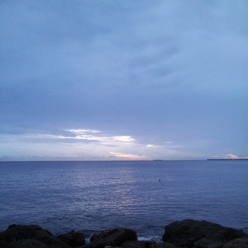 cjriveralopez:  Despues de la tormenta siempre viene la calma !!!! Ultimos rayitos de sol del día!!!!  (en Bahia’s Restaurant)