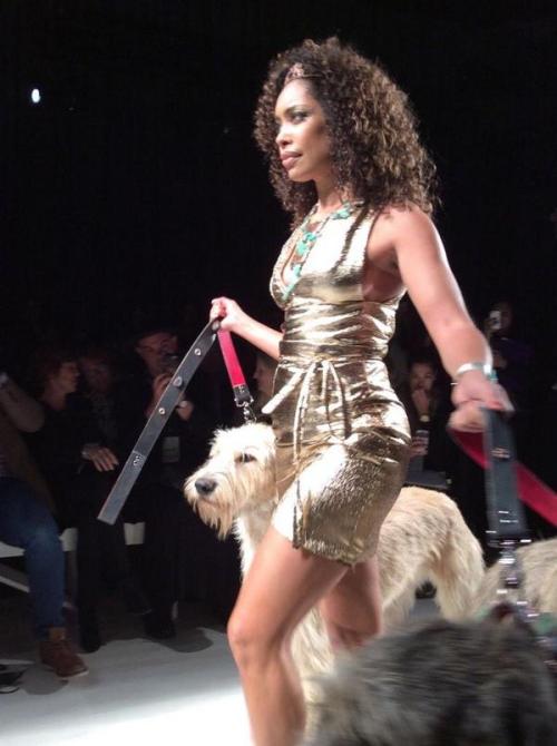 dazzlingone:jemandthediazepams-deactivated2:Gina Torres closes The Huntress Spring 2015 Show with Ir