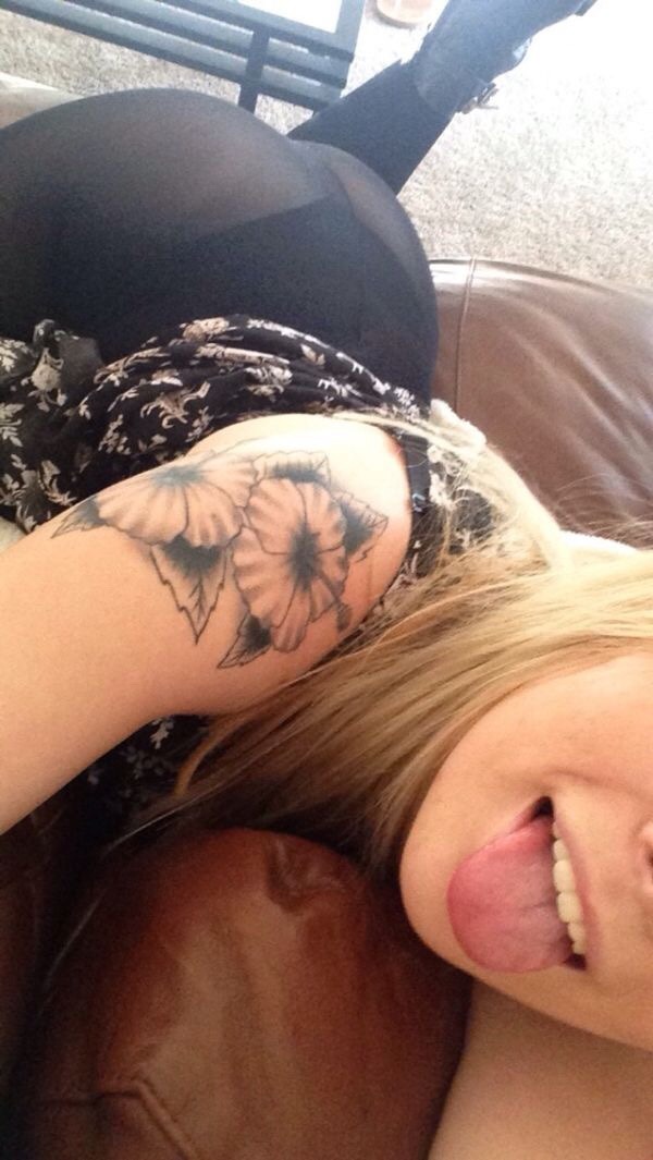 thechive-girls:  Chivettes bored at work