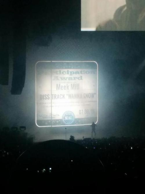 gluten-free-pussy:adrianalimasbf:56blogscrazy:Drake at OVO Fest wildin nigga RIP MEEKNooooooThis chi