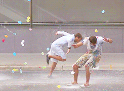ladrats:   Slow motion water balloon fight 