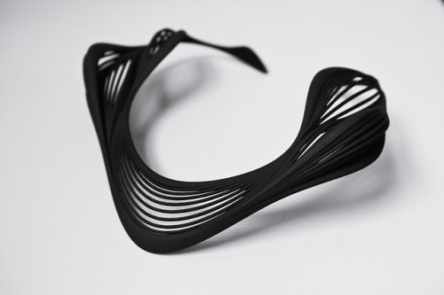 everything-creative: This futuristic appealing BlackSwan called necklace is a 3D-printed jewelry tha