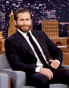 gucciheaux:Jimmy Gifts Jake Gyllenhaal an Uncouth Backscratcher  