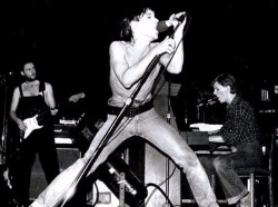 icky-pop:  Iggy Pop David Bowie on keyboard