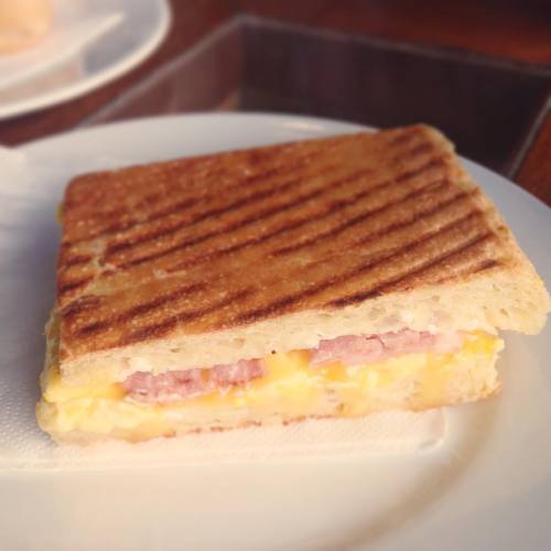 Having lunch with a friend! #food #panini #baresso #grilledcheese (her: Baresso Vimmelskaftet)