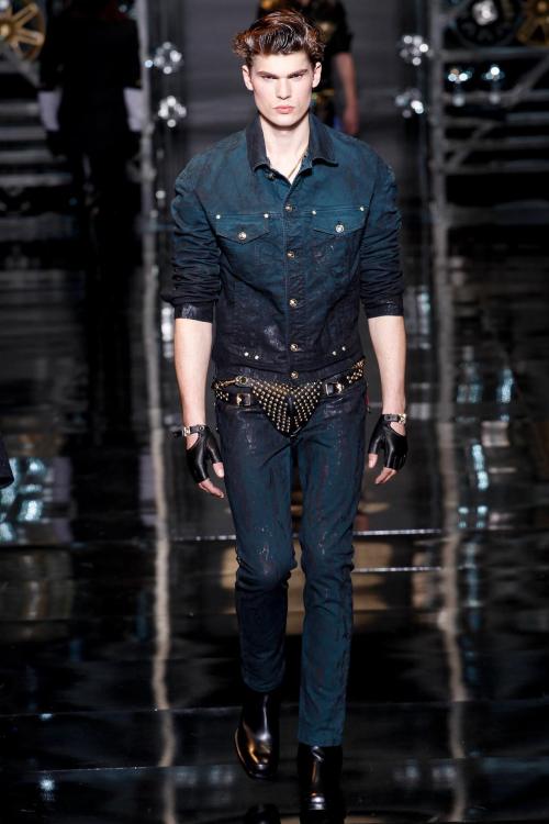 grabyourankles:  Model walks Versace fall/winter 2014 at Milan Fashion Week
