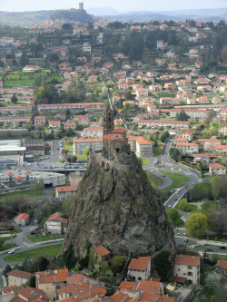 Visitheworld:  St-Michel-D’aiguilhe Chapel In Puy-En-Velay, France (By Felipe Ferragut).