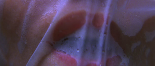 pissa-kai-poupoula:theartofmoviestills:Memento | Christopher Nolan | 2000ταινιαραααα
