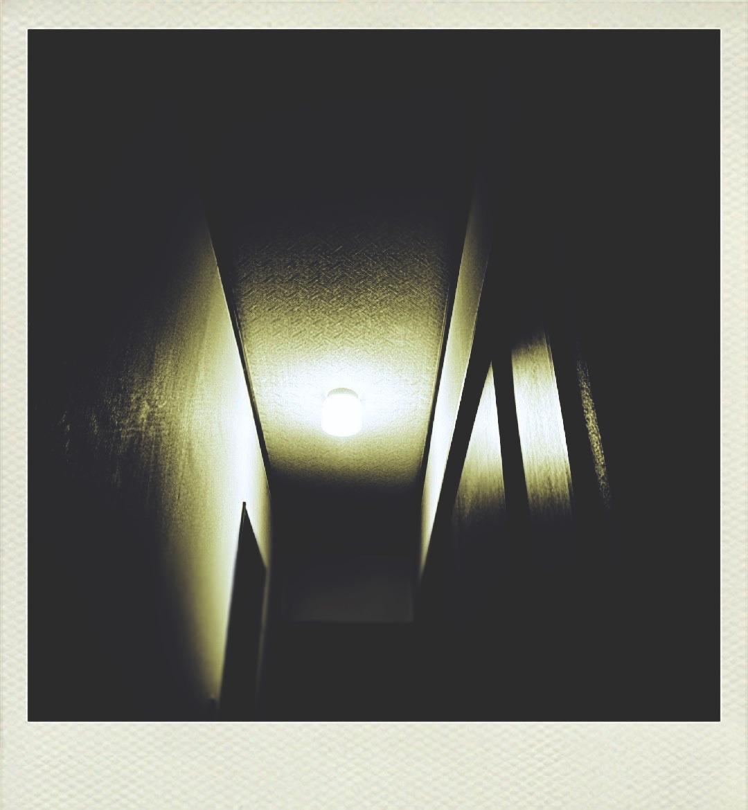 光るもの好きASD真夜中の自宅廊下の灯り撮影