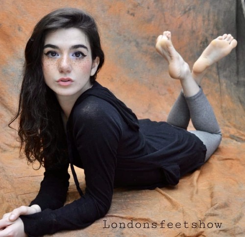 feet-smeller:sweetsolesandmore:Sweet smelling teens feet 💙