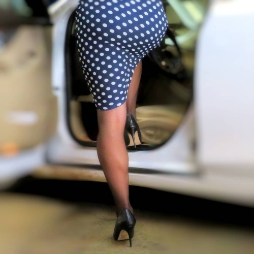 What do you think of this picture? I am wearing a @modaxpressonline pencil skirt, @haneshosiery &ldq