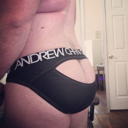 cubdar:  revengeofthebears:  smarmygibberish:Hey look at me today cool rump holder. it’s like a butt bra ♥  Just absolutely gorgeous. 