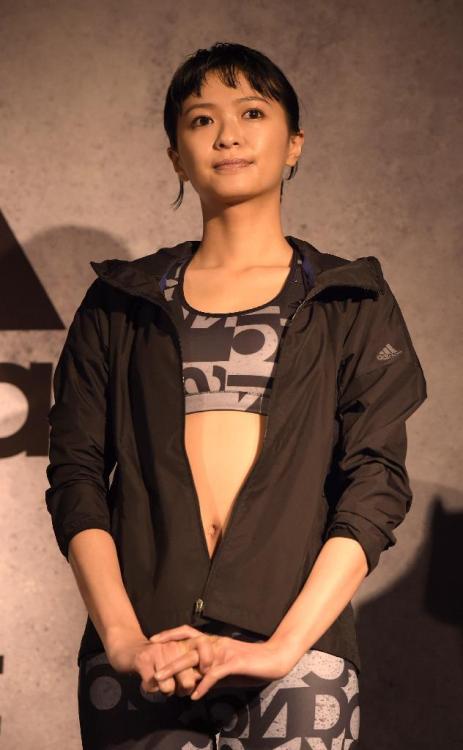kimialoha:  榮倉奈々、スポーツブラとタイツで完璧ボディー披露