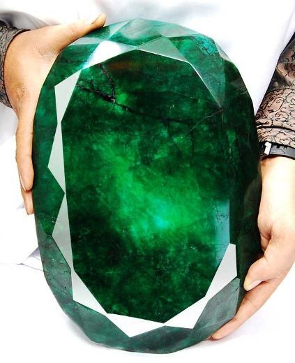 luxy-lightning:  kajpaj:  -  Teodora  Weighing in at a hefty 11 kilos (57,500 carats), the world’s largest faceted ‘emerald’ was mined in Brazil and cut in India. Its name is Portuguese for gift of god.   no this is a dragon egg  -taps screen- eragon 