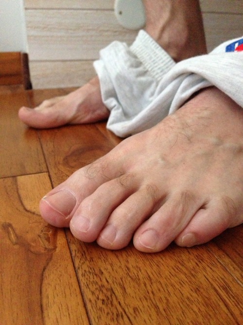 soleslover36:jeanlev2:Hellosublimes tes pieds!!! besoin d’un massage? 