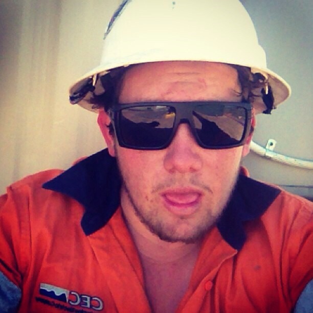 readyrednecks:  tradies2000:  Little tongue action  Please Follow us, you won’t