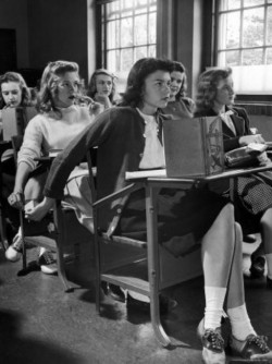 hotredhairedwitch:  1940’s girls passing notes during class… 