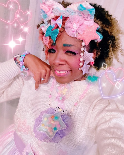 Christmas was super fun! I put together a fairy kei (fancy???) outfit, loved our tree decorations, and I wrapped at least some gifts well lol