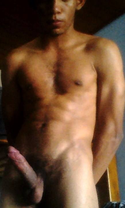 chicosmexicanosalxtremo:  Rico hetero exhibicionista colombiano mmmm me excitan sus