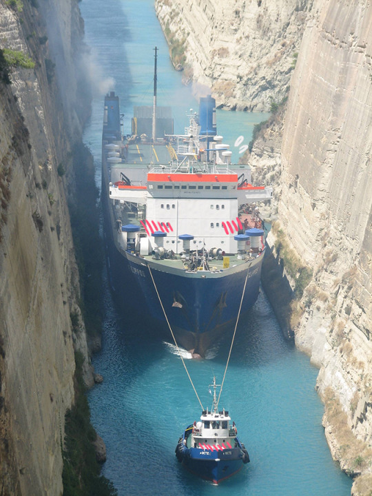 Dramatic size differences in ships