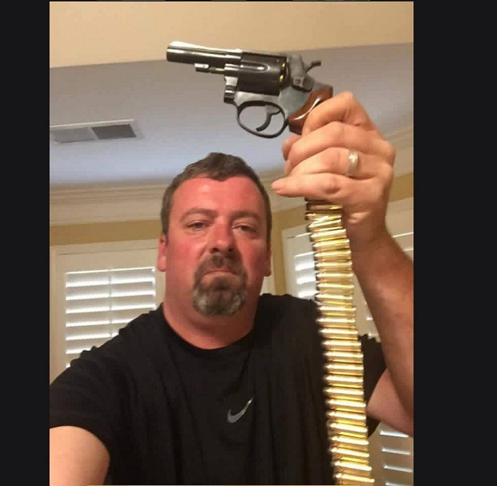 letthegaycommence: catchymemes:     When guns aren’t terrifying they are some of