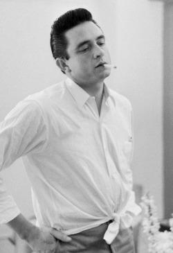 babeimgonnaleaveu:  Johnny Cash in his hotel room in White Plains, New York, 1959. 