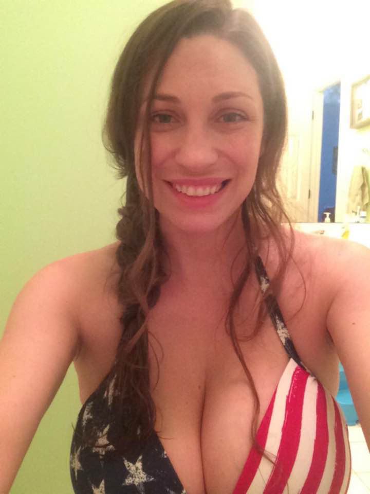 whitebullnine:  show-me-your-figure: This sexy 28 year old decided she wants to show