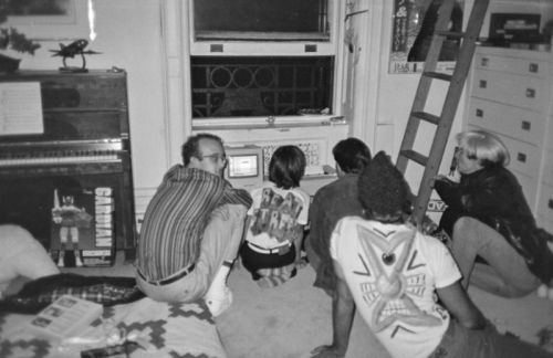 vintageeveryday: Steve Jobs showing Andy Warhol, Keith Haring and Kenny Scharf how to use a Macintos