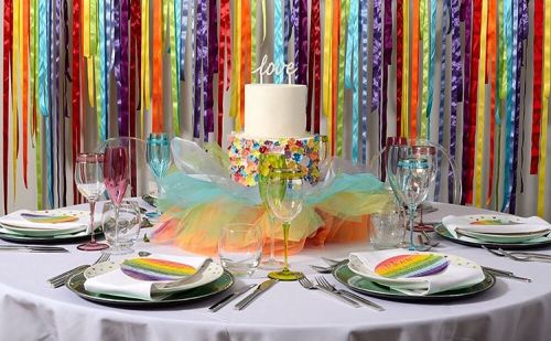 A colourful rainbow styled shoot has hit the blog! Styling and Florals: @anaiahgrace Photography: Ph