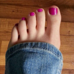 Luv4Hertoes:  Footer:  #Feet #Foot #Toes #Nailpolish #Barefoot #Jeans #Closeup #Füße